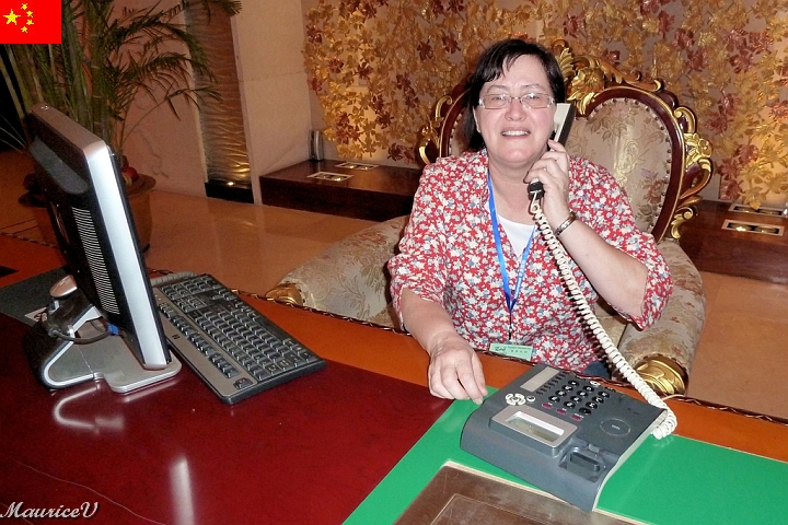 Beijing-254.jpg - La réceptionniste du Beijing West international Trade Hotel