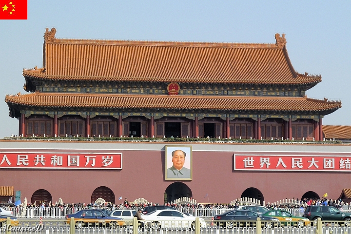 Beijing-278.jpg - C'est la plus grande place qui représente la dictature communiste et la photo de Mao Zedong ou Mao Tsé-toung.