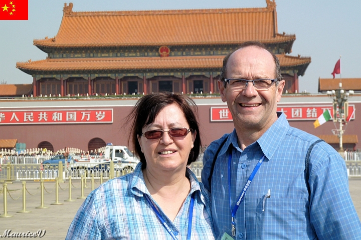 Beijing-283.jpg - 2 touristes devant le palais impérial à l'entrée de la Cité Interdite