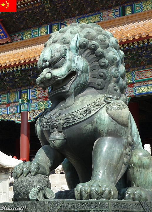 Beijing-306.jpg - Le lion  est  le symbole du bonheur, du courage et de la dignité.   Les chinois ont coutume d'en installer  à l'entrée des palais, des résidences et des tombeaux
