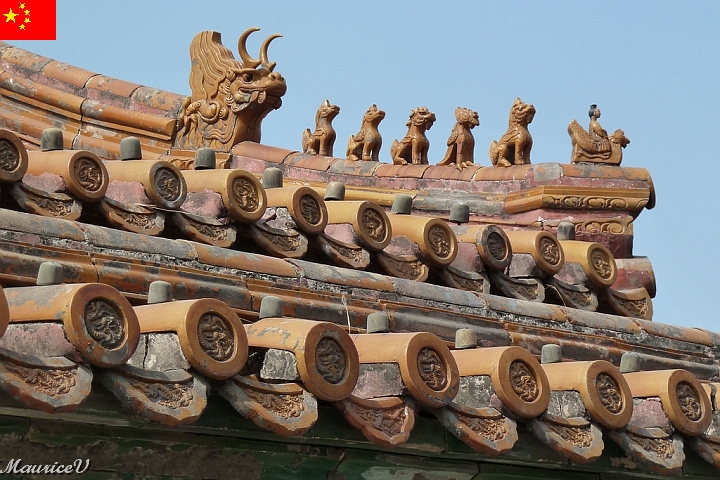 Beijing-344.jpg - Ces figurines servent à protéger la maison impériale et les souverains des incendies et des esprits malins. (Fabriquer en terre cuite émaillée)