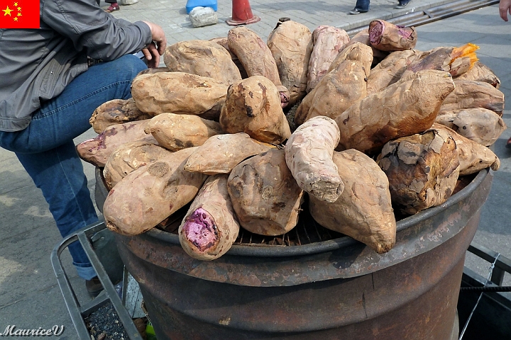 Beijing-391.jpg - Des patates sucrées vendues aux passants.