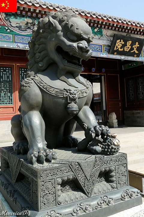 Beijing-491.jpg - Tandis que la lionne  tient sous sa patte gauche un bébé lion représentant la prospérité familiale.