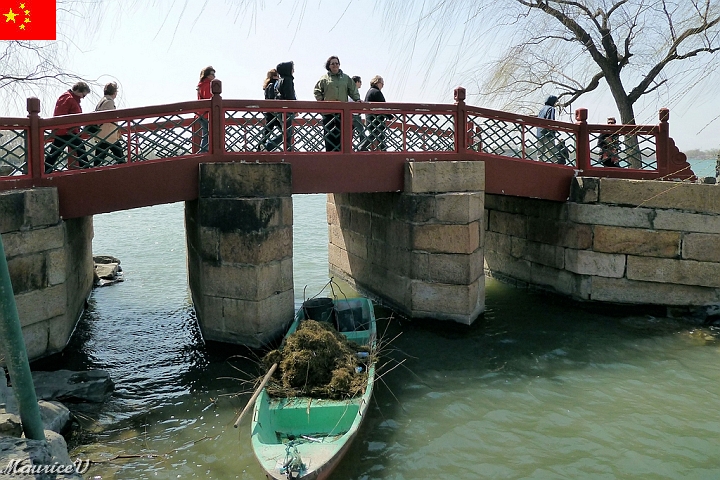 Beijing-493.jpg - Petit ponceau pour se rendre au Palais d'Été qui était l'ancien jardin impérial de la Dynastie des Qings