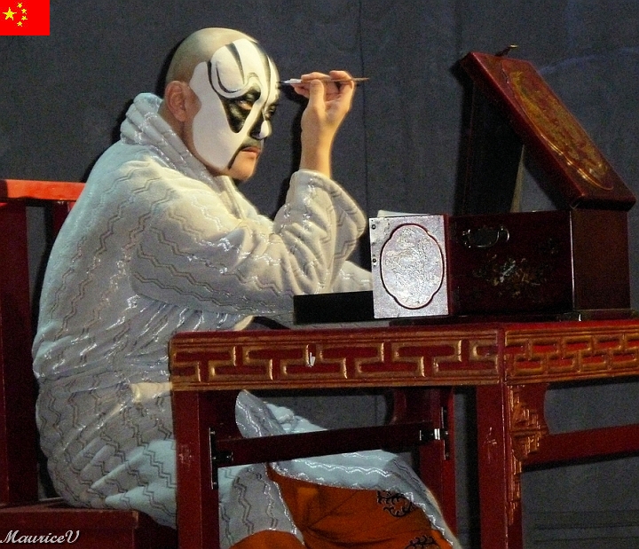 Beijing-551.jpg - L'Opéra de Pékin est un art dans lequel le chant, la parole, les costumes et je jeu sont au rendez-vous.  Ici, l'acteur joue bien son rôle, il se maquille seul sur scène devant son public. 