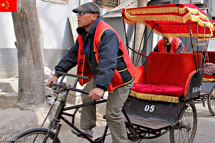 Beijing-744.jpg - Voici notre chauffeur du pousse-pousse.  Son frein est actionné avec son pied sur un petit câble d'acier.