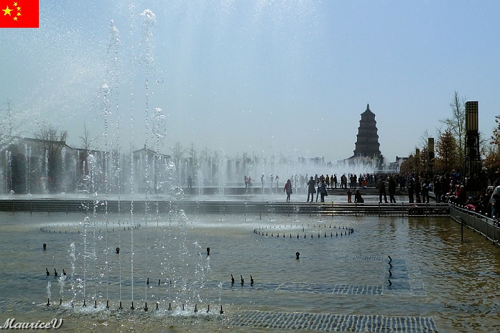 Xian-585.jpg - Nous arrivons juste à temps au centre-ville pour le spectacle de jet d'eau synchronisé avec une musique d'occasion