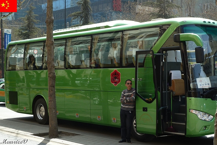 Xian-616.jpg - Notre chauffeur et notre autobus qui sont fidèles au poste