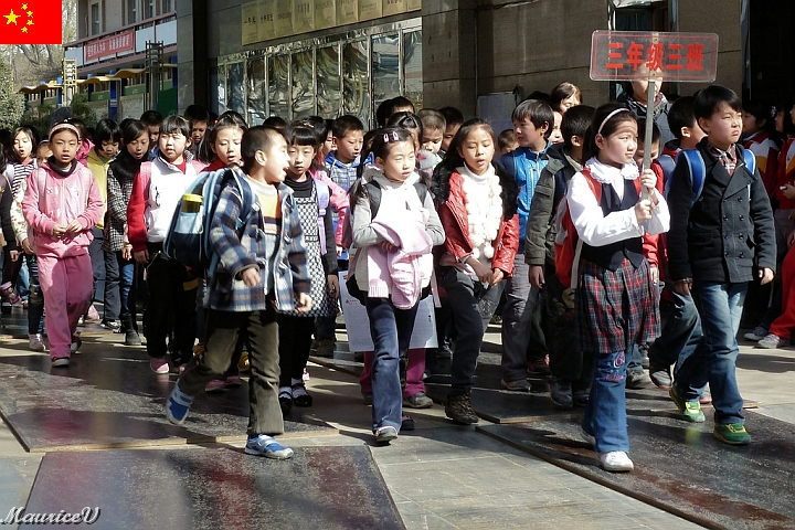 Xian-637.jpg - Les enfants quittent leur école en rang et en chantant très fort (cela se passe un samedi)