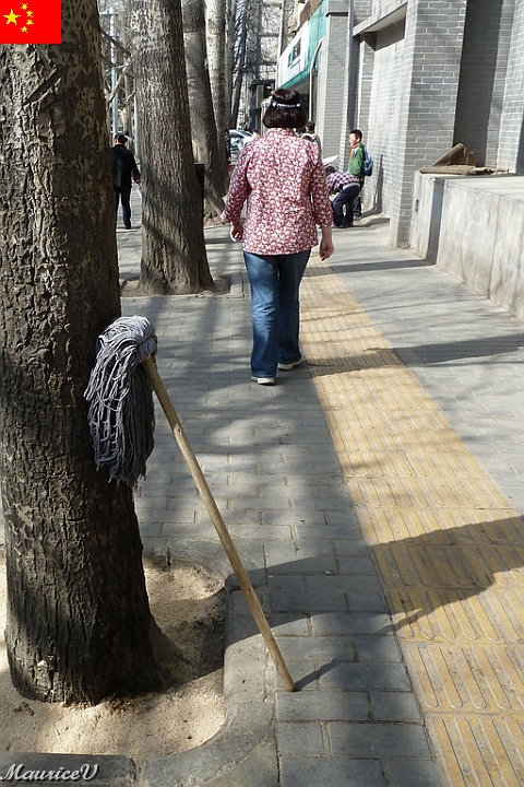 Xian-641.jpg - Chacun lave son trottoir  en face de sa demeure.