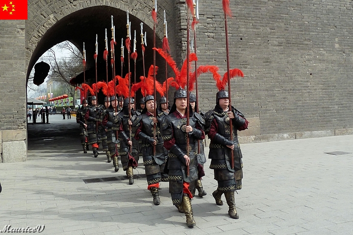 Xian-721.jpg - Une des huits portes des remparts,  attention ils arrivent au pas