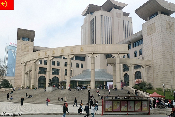 Xian-727.jpg - Nous sommes uniquement passés en bus devant cette bibliothèque municipale, (Belle architecture)