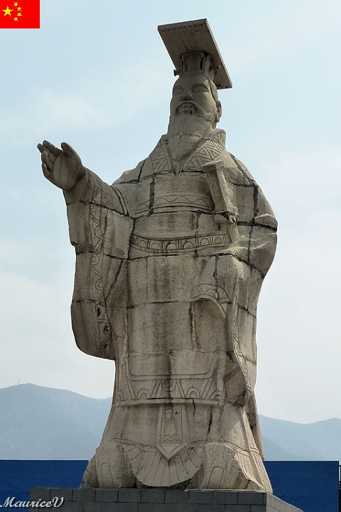 Xian-741.jpg - Une statue imposante à l'arrivée du musée des soldats en terre cuite