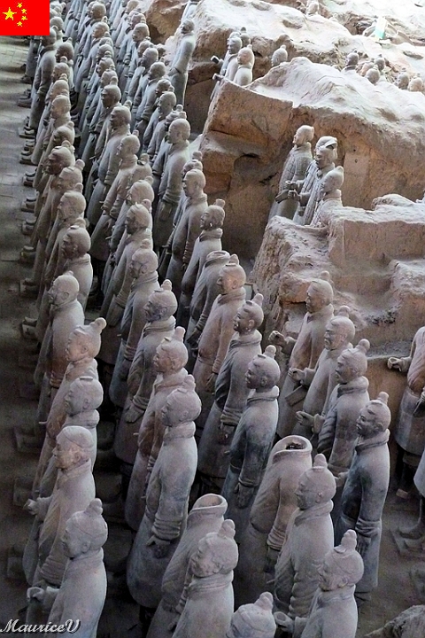 Xian-752.jpg - En 1974,  un paysan découvre par hasard une grande cavité souterraine renfermant des milliers de statues en terre cuite.