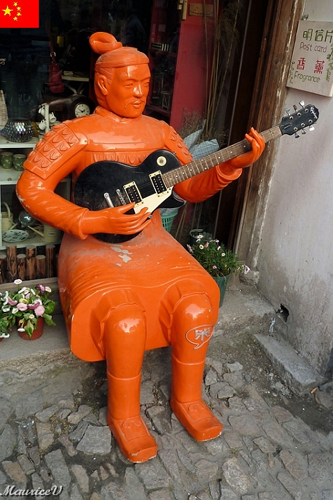 Shanghai-858.jpg - Cette statue nous invite à aller voir l'intérieur