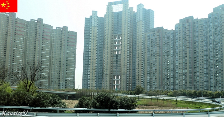 Shanghai-983.jpg - Nous revenons en autobus à Shanghai,  et cette vue se répète souvent