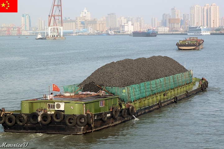 Shanghai-A13.jpg - Petite croisière sur le fleuve Huangpu.  Le transport du charbon