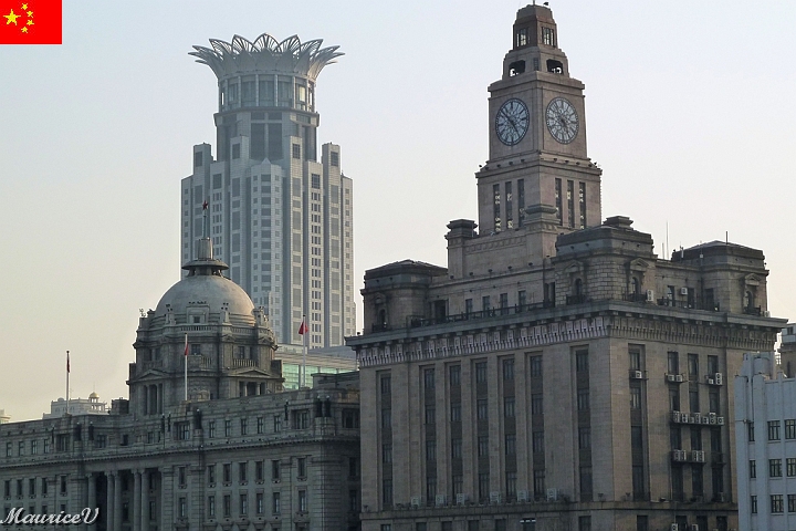 Shanghai-A22.jpg - À droite,la Maison des douanes (1927) dont l'horloge et la cloche sont copiées sur celles de Big Ben.  L'édifice avec la couronne est un hôtel
