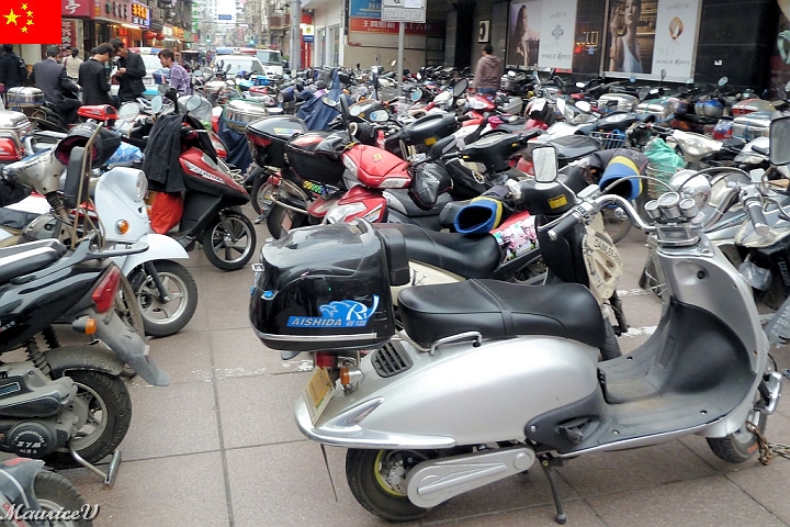 Shanghai-B19.jpg - Stationnement de scooters; moyen de transport très populaire et économique