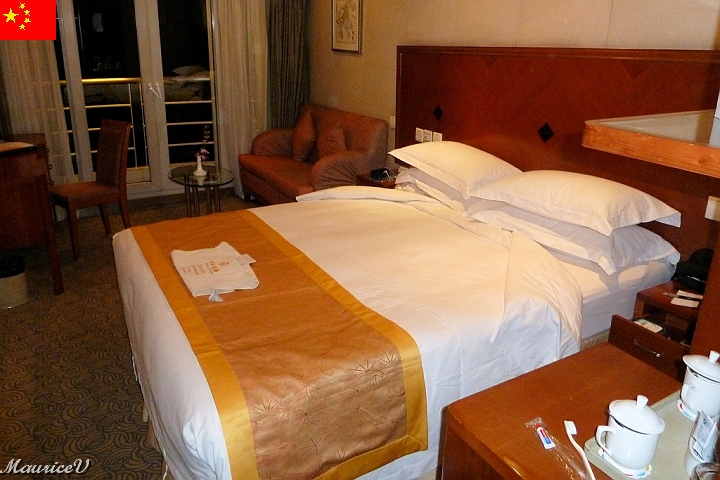 Bateau-221.jpg - Chaque cabine a un balcon privé et une salle de bain au style européen.  Le lit est très confortable et large