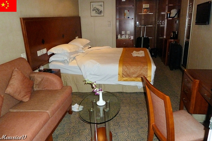 Bateau-222.jpg - Notre cabine climatisée, bien insonorisée portait le # 447.  La télévision était présente, surtout en chinois mais 2 canaux en anglais