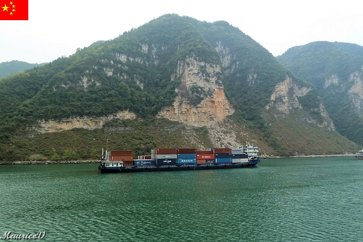 Bateau-230.jpg - Site montagneux, ciel toujours gris, et beaucoup de transport de marchandise