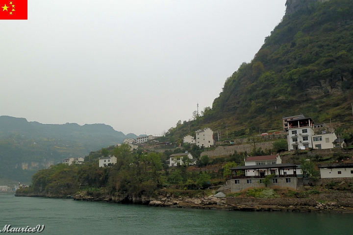 Bateau-235.jpg - À l'embouchure d'une ville