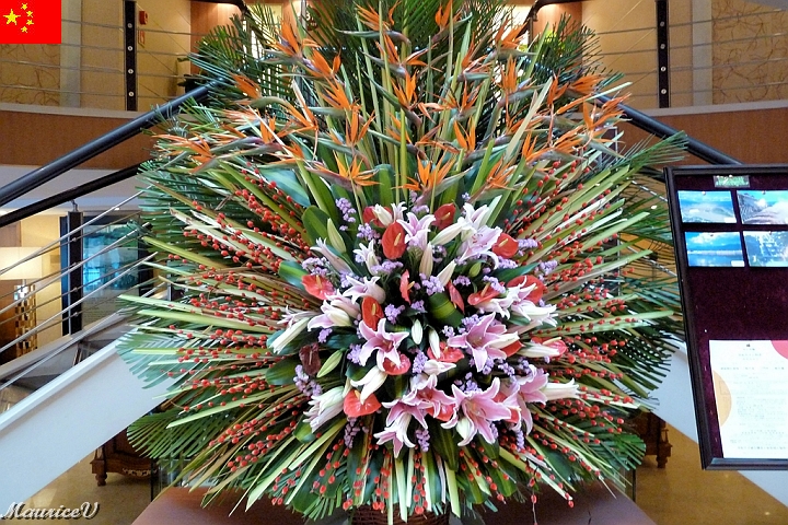 Bateau-240.jpg - Un immense bouquet très coloré est présent dans le hall central