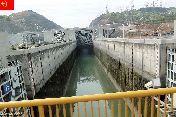 Bateau-281.jpg - Il y a 5 écluses de 20 mètres.  Notre bateau a débuté son ascension vers 23H30 et nous étions aux aguets