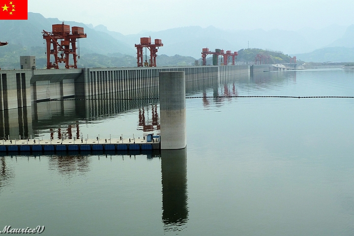Bateau-287.jpg - La largueur du barrage est de 2,3 Km et une hauteur de 100 mètres