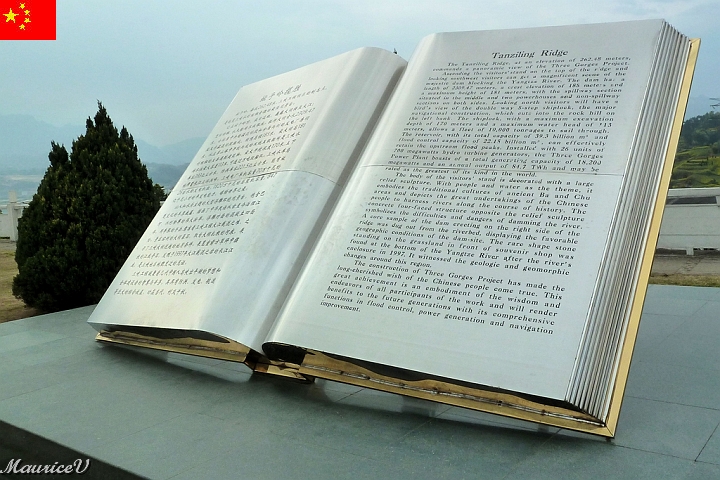 Bateau-298.jpg - Un immense bouquin extérieur décrit ce projet dont le chantier a démarré en 1994 pour se terminer en 2000