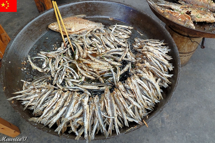 Bateau-312.jpg - Les gens font la cuisson sur le trottoir et vendent leur mets.  Pas grand viande à mettre sous la dent.