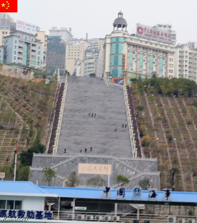 Bateau-358.jpg - Pour visiter cette ville, nous avons dû monter ces marches, mais pas sur les genoux
