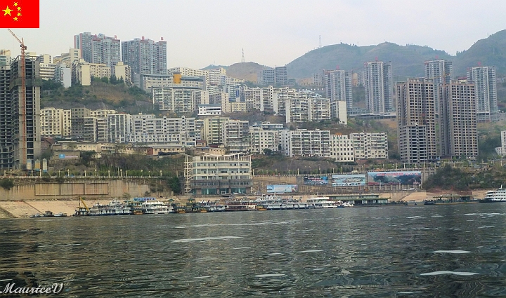 Bateau-360.jpg - Une vue de la ville de Wushan avant notre débarquement