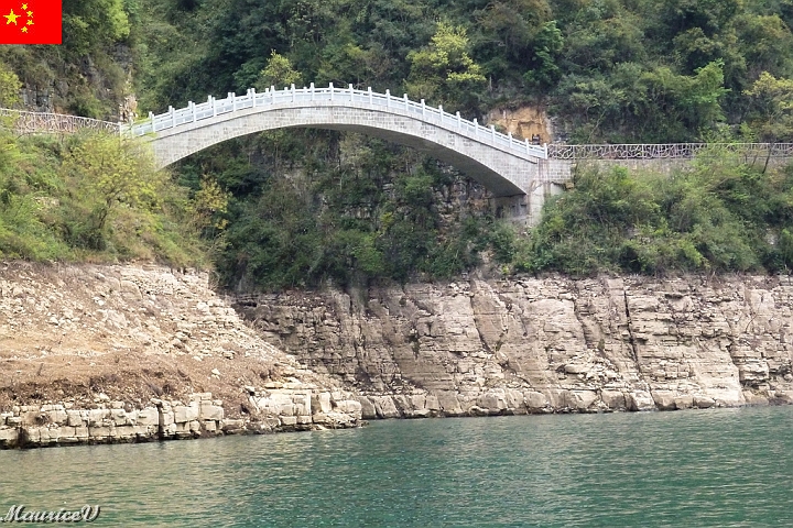 Bateau-390.jpg - Je trouve ce pont plutôt romantique