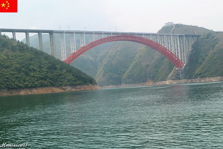 Bateau-399.jpg - Le pont de Wushan a été ouvert à la circulation en 2005