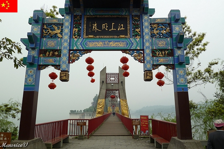 Bateau-437.jpg - Une passerelle suspendue pour visiter le pavillon de Shibao