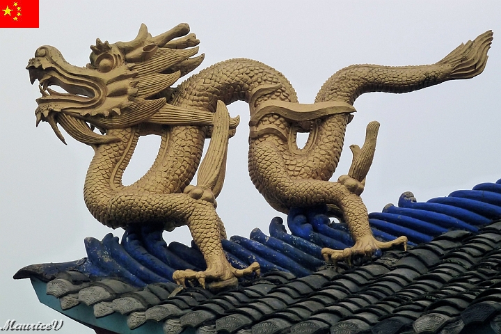 Bateau-458.jpg - Toujours un dragon quelque part.  Celui-ci est bien jovial.