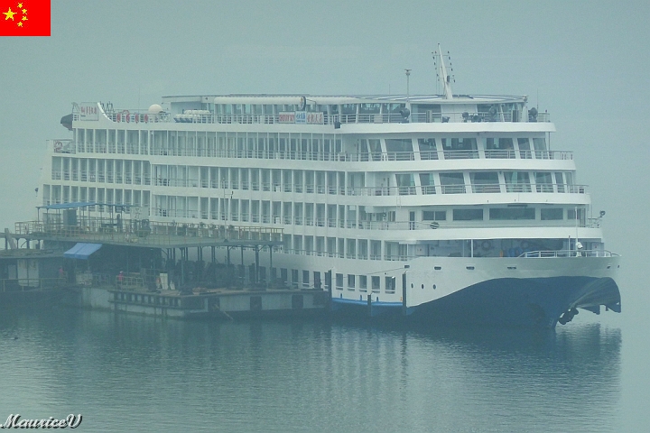 Bateau-464.jpg - D'une longueur de 126 mètres et d'une largueur de 18 mètres,  sa vitesse maximale est 26 km / h.