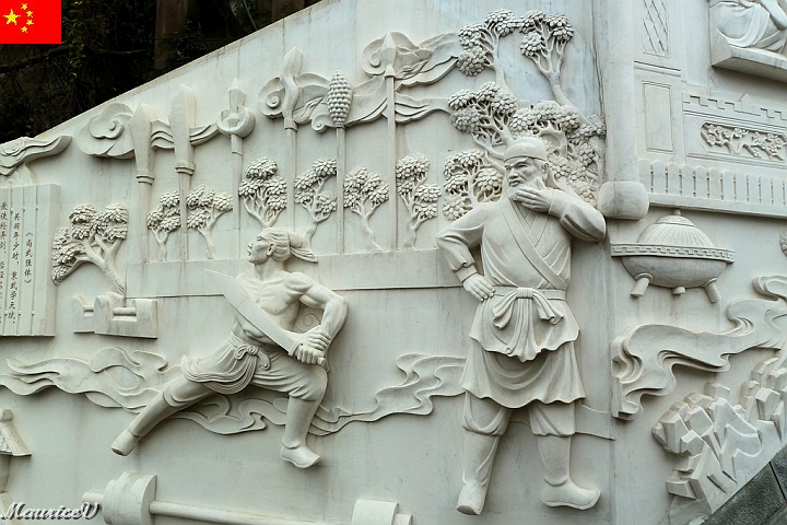 Bateau-469.jpg - Une sculpture incrustée dans de la pierre