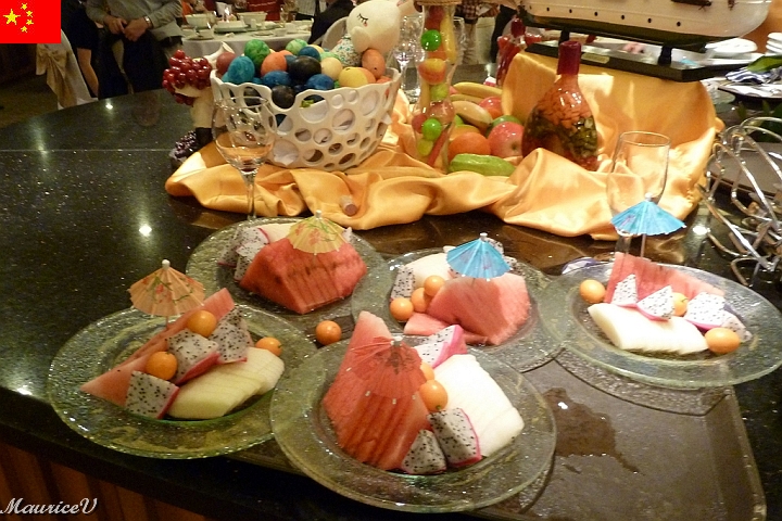 Bateau-486.jpg - Des desserts santé.  Le fruit picotté avec des points noirs s'appelle le fruit du dragon