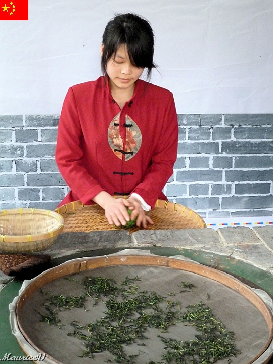 Guilin-595.jpg - Ensuite, formons une boule pour le rouler pendant quelques minutes