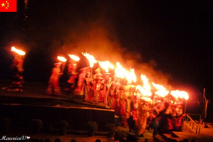 Guilin-614.jpg - Au village de Yangshuo, nous assistons à un spectacle grandiose de son et lumière sur la rivière Li, nommé Liu San Jie