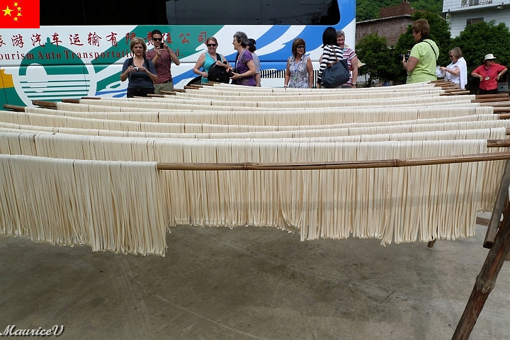 Guilin-633.jpg - La fabrication et le séchage des nouilles en plein air