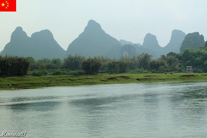 Guilin-644.jpg - Nous ne pouvons pas résister aux charmes de ces paysages calmes qui se déroulent au fil de l’eau.