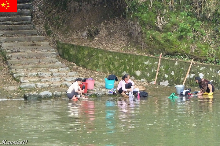 Guilin-646.jpg - entre voisins et dans une l'eau plutôt polluée