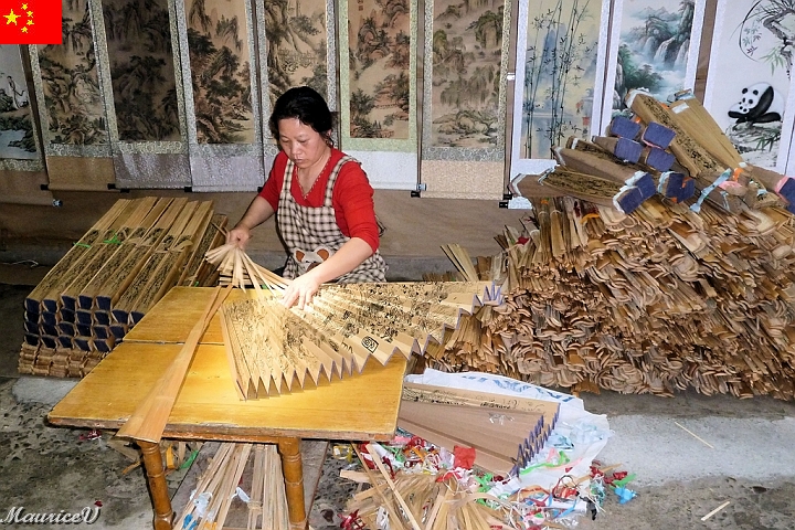 Guilin-668.jpg - Nous visitons une fabrique d'évantail,  ici c’est l'étape de l'assemblage final. Plusieurs formats étaient disponibles pour le tourisme