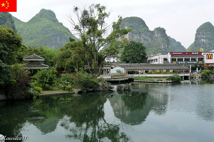 Guilin-675.jpg - Nous sommes maintenant entrés dans le village de Guilin.  (Ben oui, un McDo)