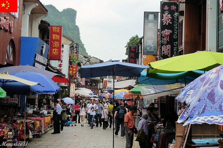 Guilin-678.jpg - Nous sortons avec une grande valise de voyage à 4 roulettes en polymère