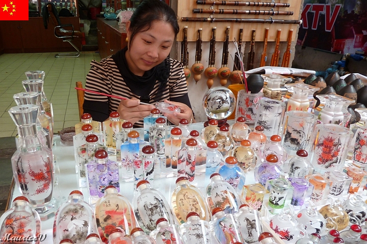 Guilin-681.jpg - Celle-ci peint à l'intérieur des vases; quelle adresse